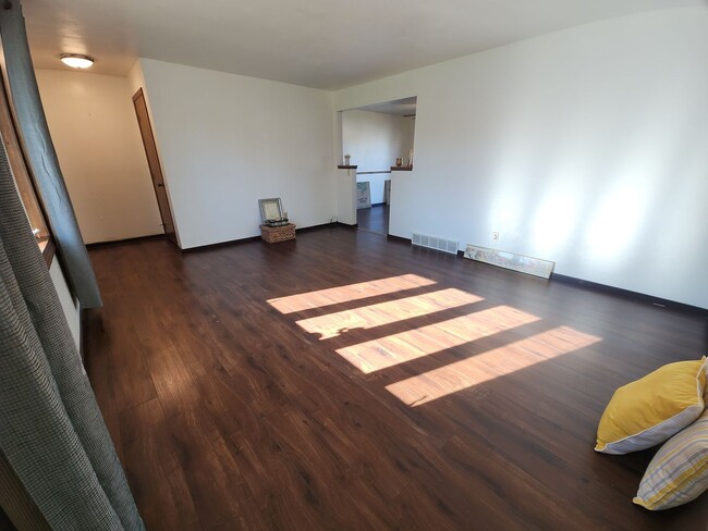 Building Photo - Family-Friendly 3BR Ranch with Home Office...