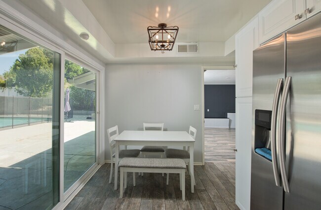 Kitchen Breakfast Nook - 16737 Pineridge Dr