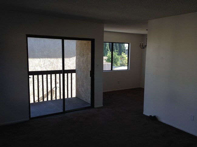 Sala de estar con vista al comedor - 2720 E South St