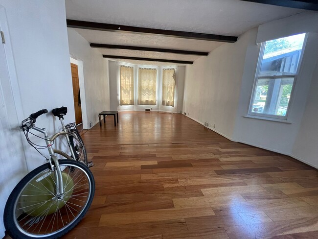 Living room - 411 Noble St
