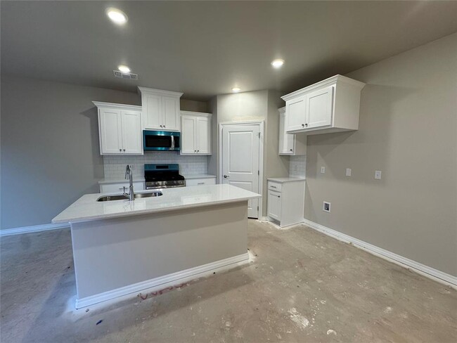 Building Photo - 6812 Labelle Dr