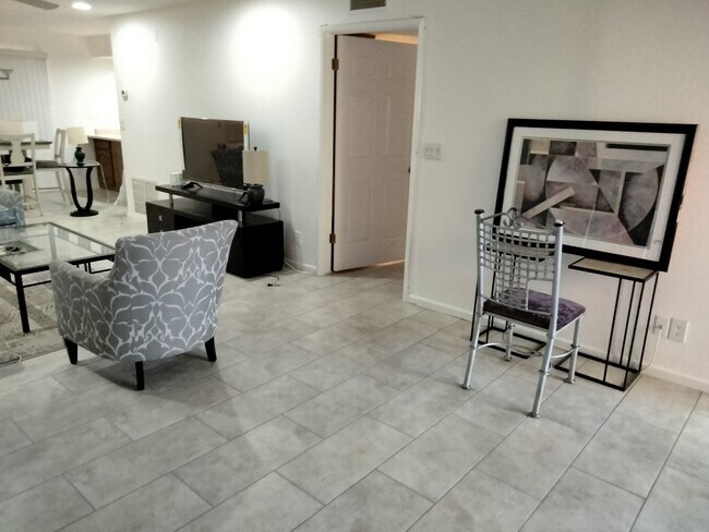 Building Photo - 4303 E Cactus Rd