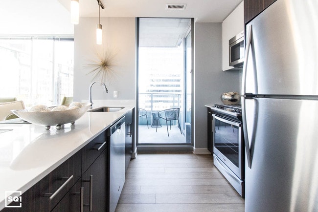Building Photo - LOOP: Modern living with huge roof deck