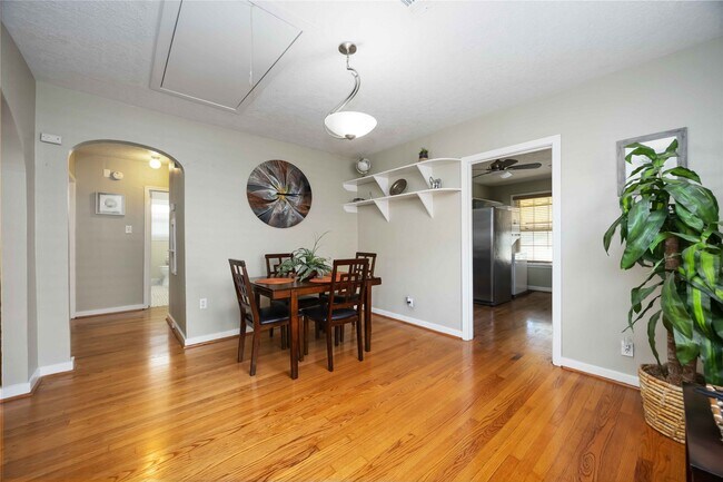 Building Photo - 2104 Winbern St