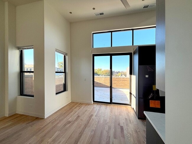 Foto del edificio - 2445 N Lincoln Ave