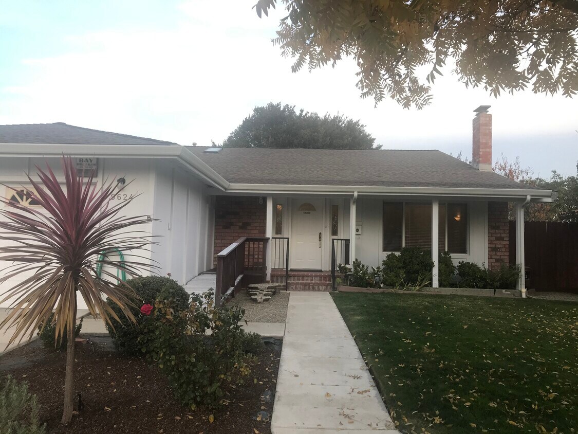 The house main entrance - 9624 Davona Dr