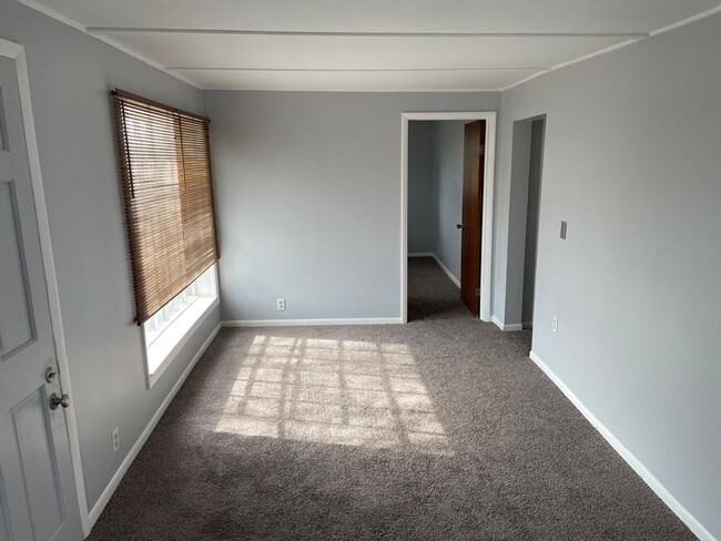 Building Photo - For Rent! Refreshed 2 bed/1 bath home in C...