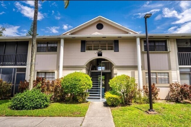 Foto del edificio - 811 NE 199th St