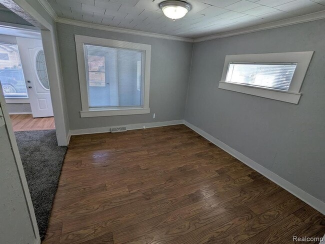 Building Photo - 2050 E Scottwood Ave