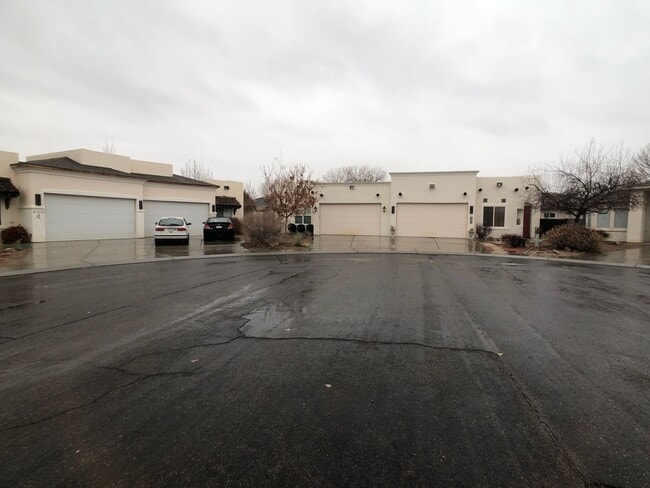Building Photo - North Grand Junction: 2 bed 2 bath 2 car g...