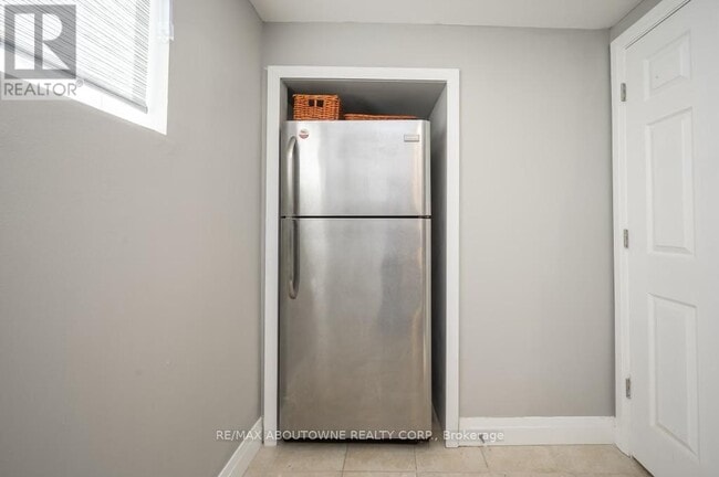 Building Photo - 2444 Woburn Crescent