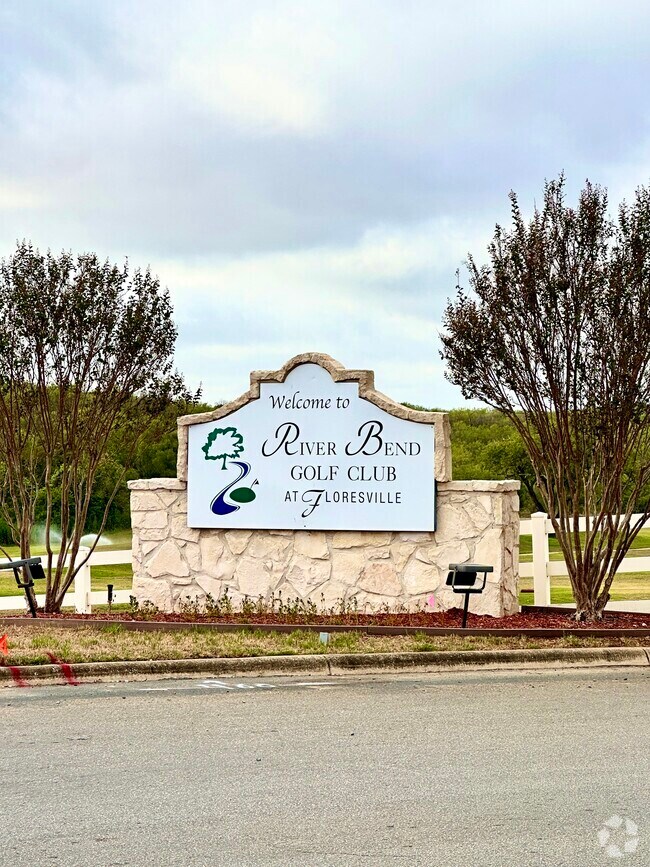 Apartments For Rent in Falls City, TX with Yard 4 Rentals