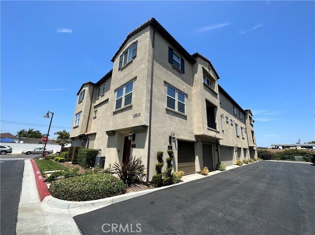 Foto del edificio - 15310 Jasmine Ln