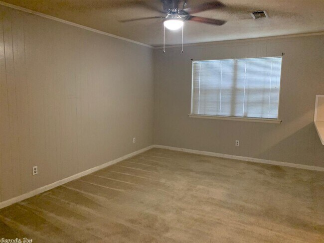 Building Photo - 33 Walnut Valley Dr