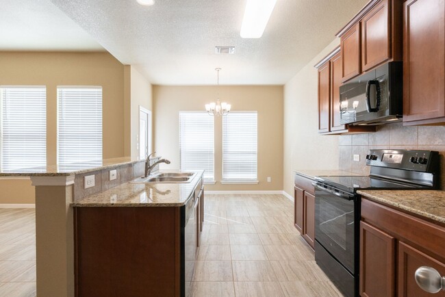 Building Photo - Spacious 4-Bedroom Home in Prime West Temp...