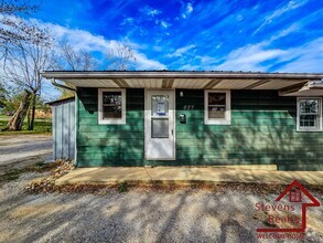 Building Photo - 427 S Cedar Ave