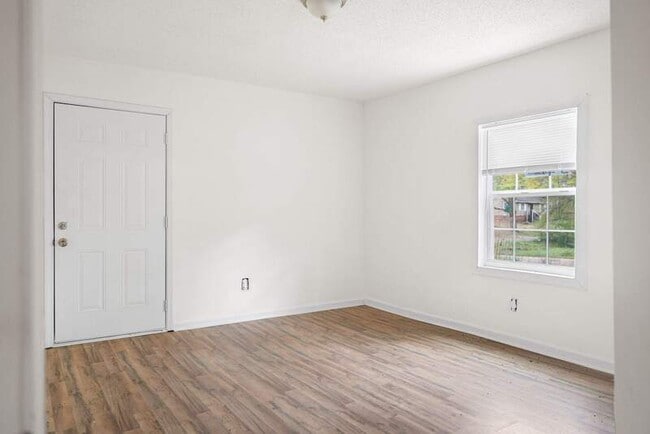 Photo - 2956 La Salle St House