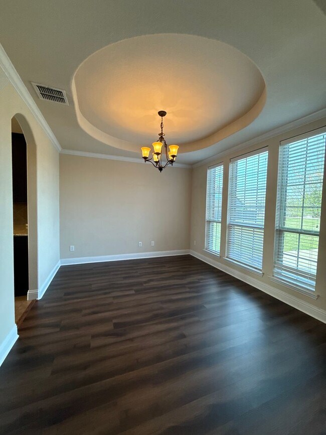 Foto del edificio - 5 Bedroom, 4 bath  Home with Game room in WALKING DISTANCE TO THE MARINA