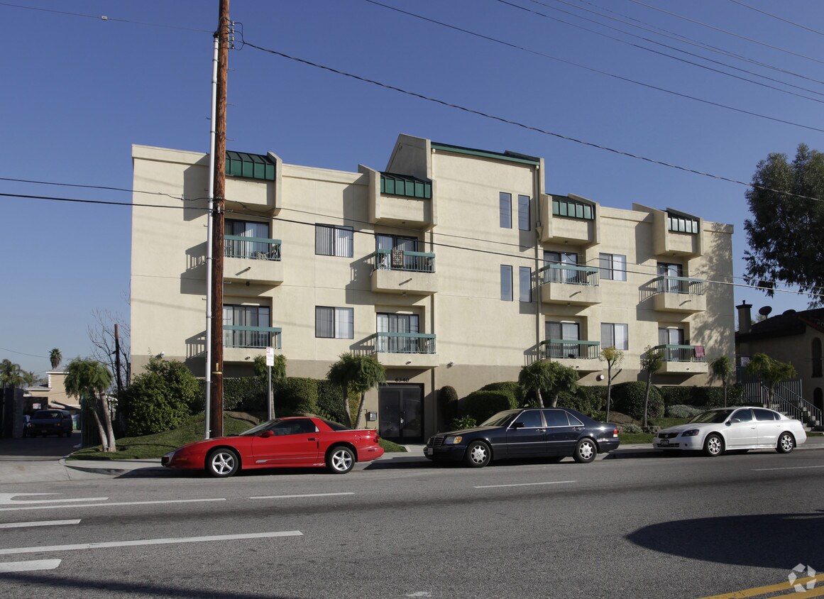 Building Photo - 6340 Fulton Ave