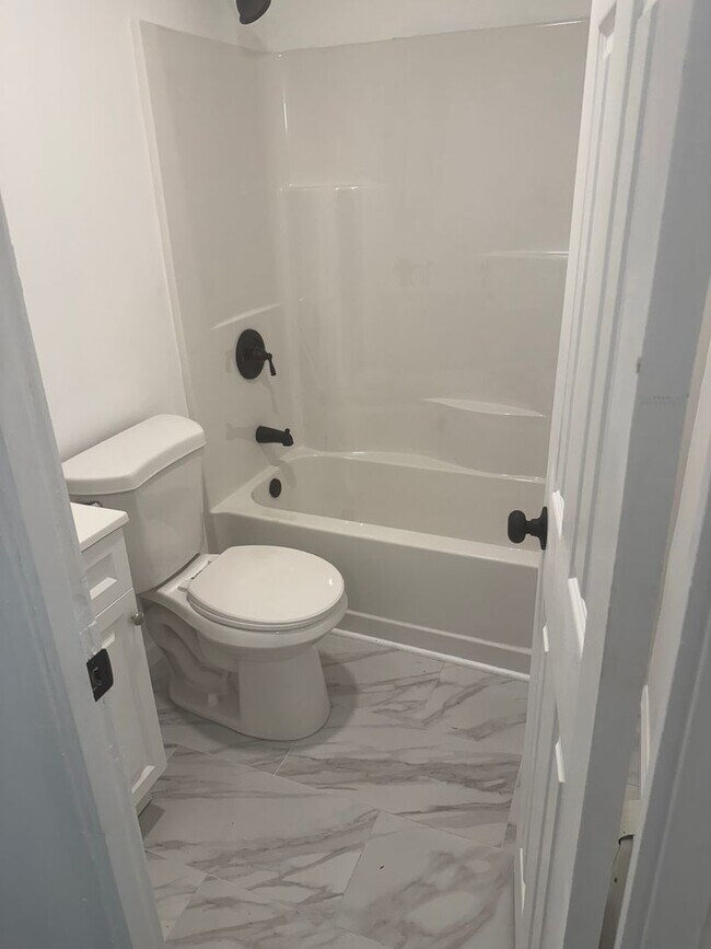 Foto del edificio - Recently Renovated 3 Bedroom in Atlantic C...