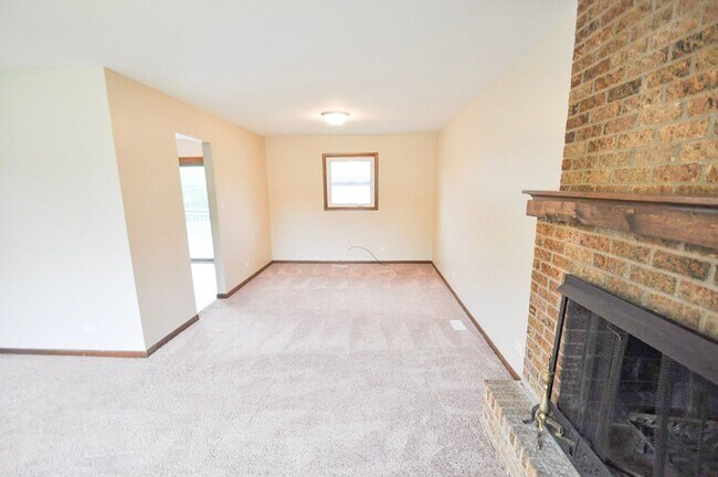 Building Photo - 15145 Ridgeland Ave