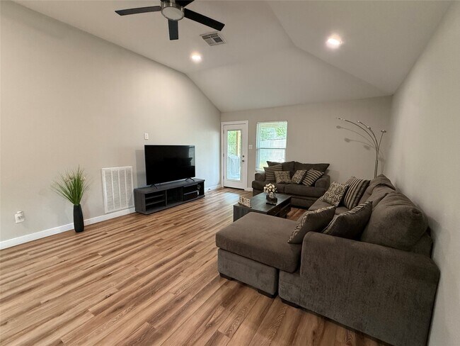 Foto del edificio - 1703 Windy Knoll Dr