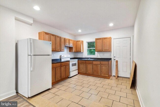 Building Photo - 2072 E Cambria St