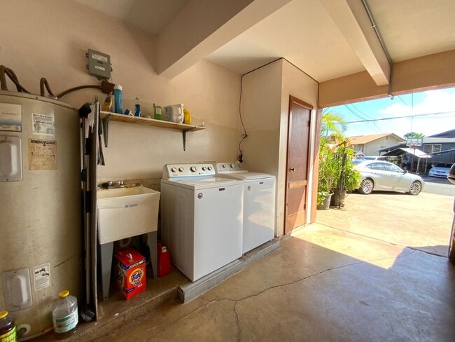 Building Photo - T1171