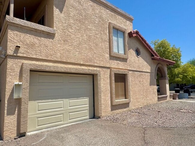 Building Photo - 3 BR 2BA RECENTLY- REMODLED AND GREAT LOCA...