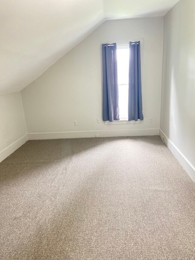 Dormitorio de 11 x 13 - 603 McCarthy St