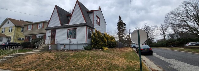 Building Photo - 5083 Homestead Ave