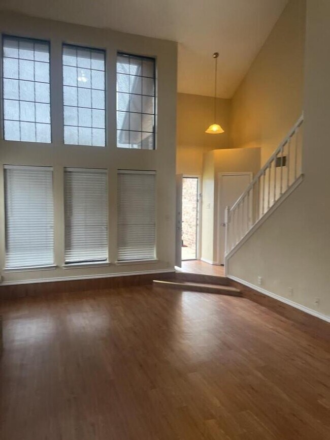 Building Photo - Wonderful 3BR, 2.5BA, 2-car home in Wataug...