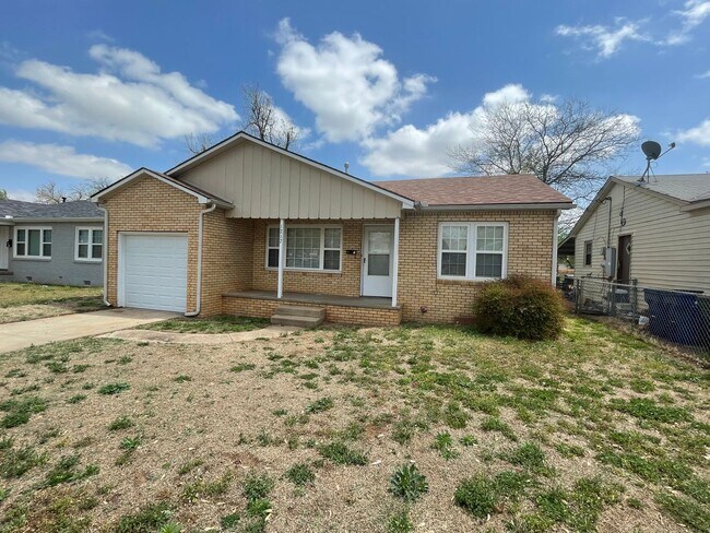 Building Photo - 2 bed 1 bath, 1 car garage with fully fenc...