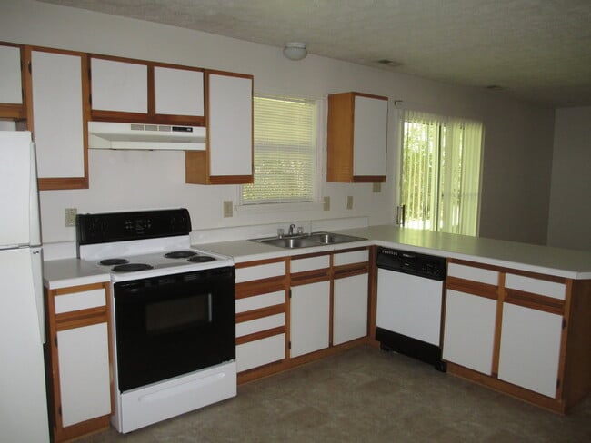 Building Photo - 2 Bedroom, 1 bath apartment - Downstairs U...