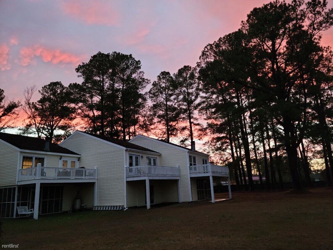 Foto principal - 2 br, 2.5 bath Townhome - 319 Lakeview Drive