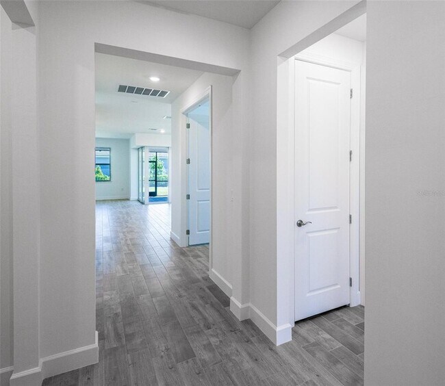 Foto del edificio - 6957 Honeybell Dr