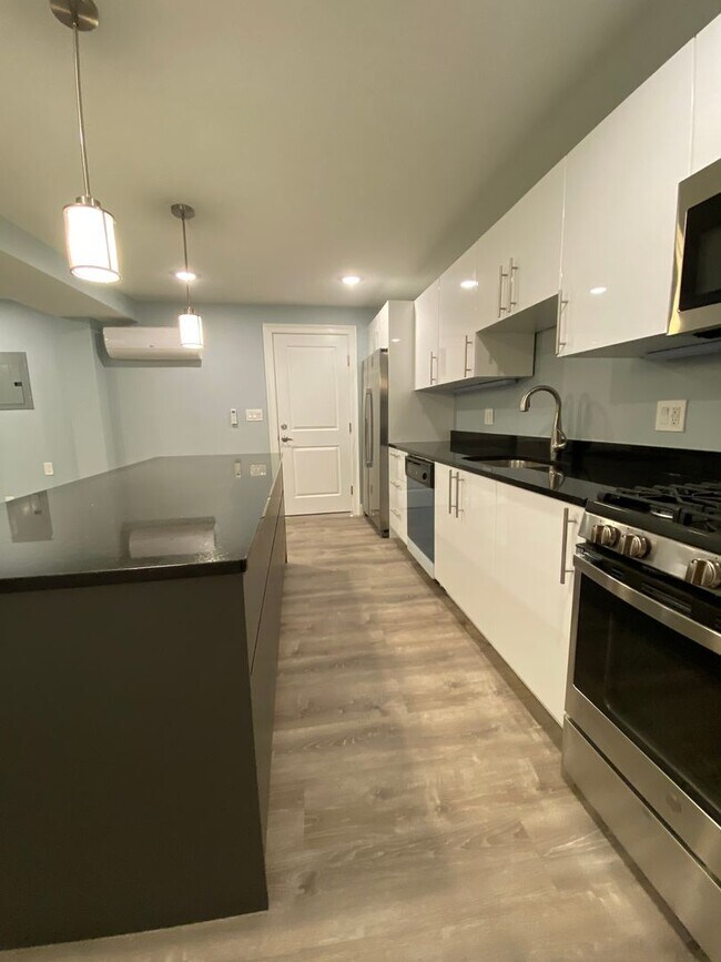 Foto del edificio - Gut Renovated Garden Level 4 Bed/2 Bath on Kelton St in Allston