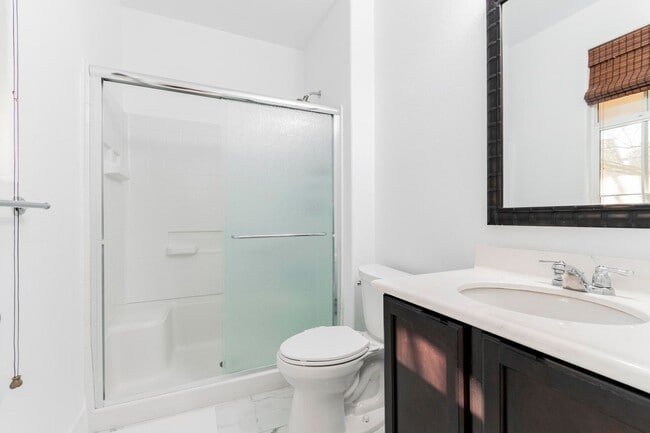 Foto del edificio - Immaculate 4 bedroom, 2 and 1 3/4 bath home located in the exclusive Master Planned Community Ins...