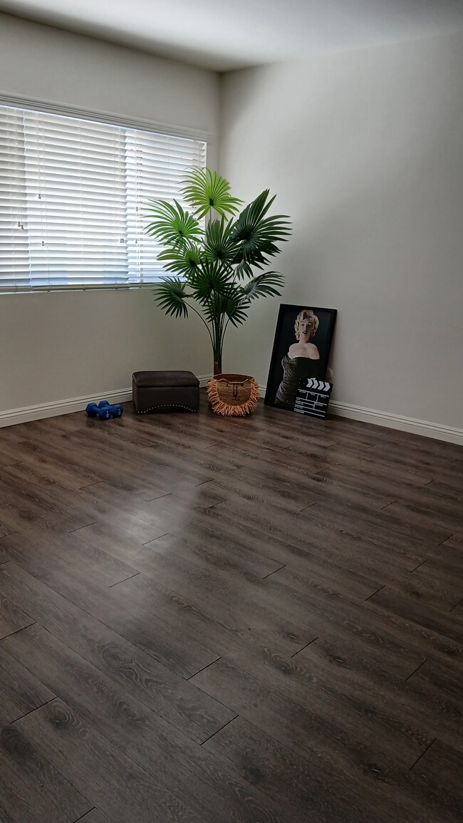 A KING SIZE WOULD FIT - 3293 Cahuenga Blvd- ALL UTILITIES INCLUDED