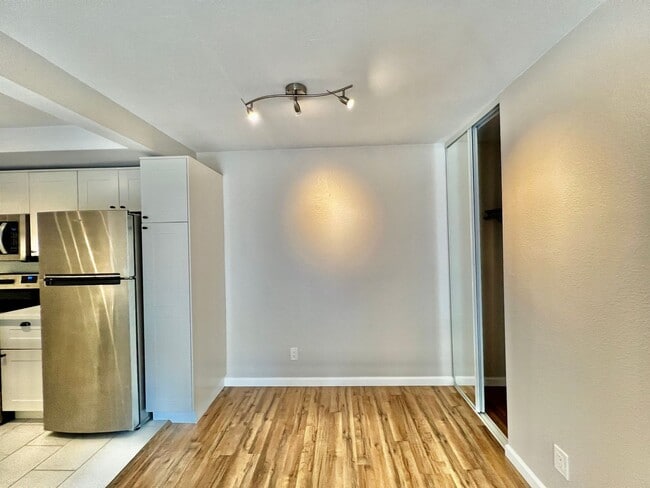 Building Photo - Beautiful 1BD/1BA condo with reserved park...