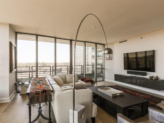 Foto del edificio - 700 Park Regency Pl NE