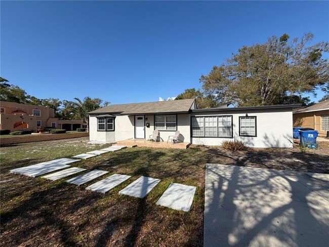 Building Photo - 2421 Granada Cir E