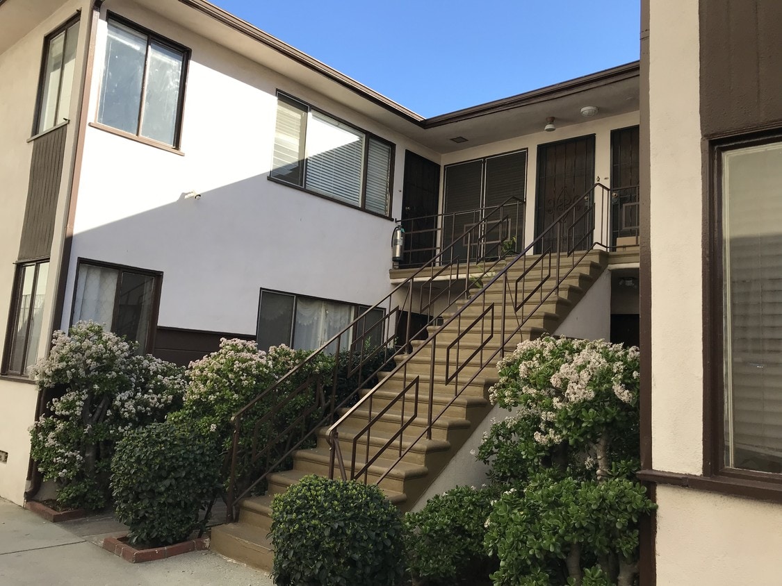 Courtyard - 1428 N Curson Ave
