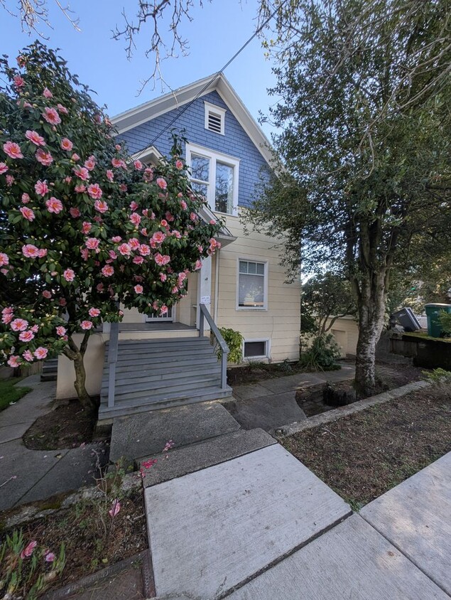 Foto principal - 3 Bedroom Bremerton Charmer with Stunning ...