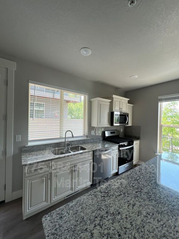 Foto del edificio - 760 Bluffs Ct