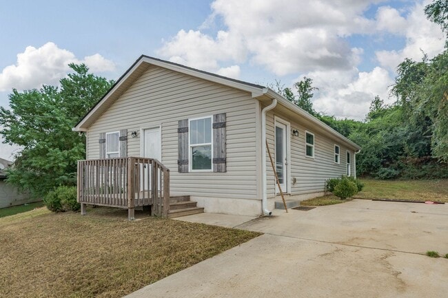 Building Photo - Nice 3 Bed 2 Bath House Available Now! Call to Schedule a Tour!