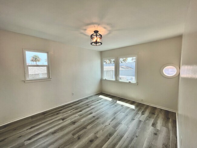 Building Photo - 208 Marine Ave
