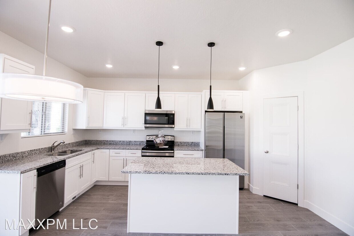 Primary Photo - 5 br, 3.5 bath House - 151 W Harvest Villa...