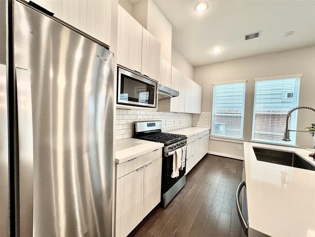 Building Photo - 613 Thornton Oaks Ln