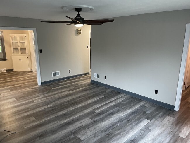 Building Photo - 503 E 8th St